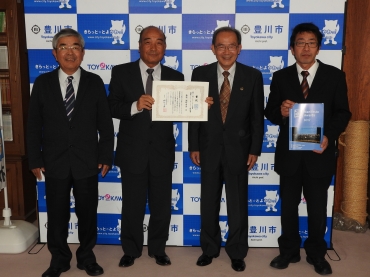 山脇市長(右から2人目)に受賞を報告した(左から)内田さん、乙部会長、寺部理事=豊川市役所で