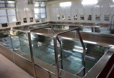 高齢化する受刑者のため手すりを付けた浴槽=豊橋刑務支所で