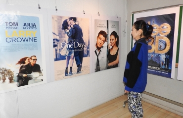 アメリカの映画ポスターも楽しめるロビー展=豊川市勤労福祉会館で