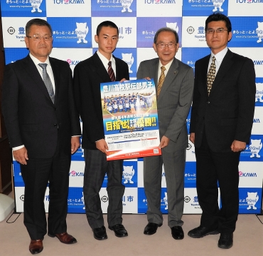 (左から)相馬校長、都大路出場を知らせるポスターを持つ伊藤主将と山脇市長、松永監督=豊川市役所で