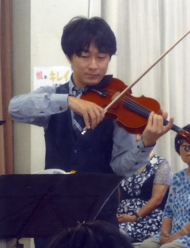 32年後にプロとして、同じ集会室でボランティア演奏する濱島さん(いずれも母・須美子さん提供)