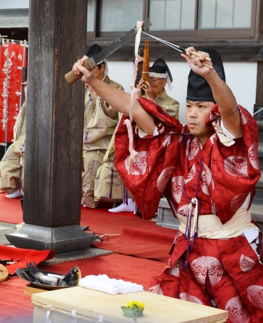 大祭で行われた大草流包刀式=神宮寺で