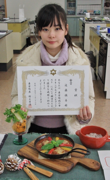 最優秀の金賞に輝いた近藤さん=東栄町食生活支援センターで