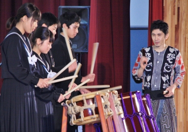 生徒たちに太鼓演奏の指導をする内藤さん㊨=新城市鳳来中学校で