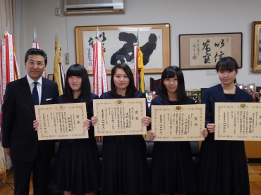左から山田署長と受賞した中村唯花さん、中村文音さん、久松さん、間野さん=豊橋商業高校で