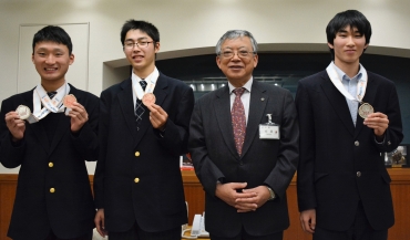 佐原市長に結果報告に訪れた(左から)山田さん、湊さん、古田さん=市役所で