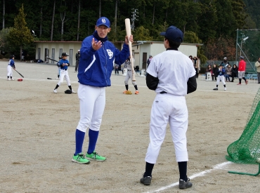スイングの仕方を教える石岡選手=東栄中学校で