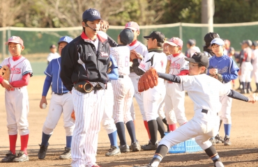 参加児童の投球フォームをチェックする小川投手=渥美運動公園野球場で
