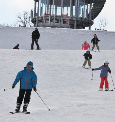初滑りを楽しむ来場者ら=豊根村坂宇場の茶臼山高原スキー場で