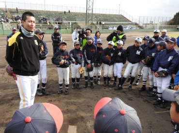 少年野球チームの児童らにアドバイスする千賀投手㊧=蒲郡公園グラウンドで