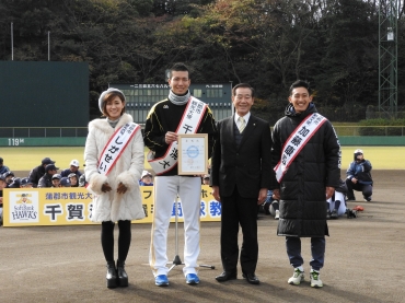 観光大使任命式で並ぶ(左から)しがさん、千賀投手、稲葉市長、加藤さん=同