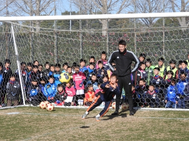 PK対決で児童のセーブを見守る鈴木選手=豊橋市岩田球技場で