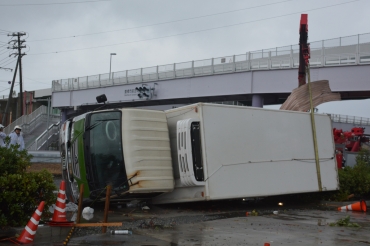 トラックも横転させた竜巻、豊橋市内に甚大な被害が出た(8月7日午後5時36分撮影)