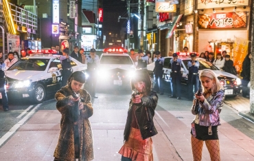 豊橋駅前の路上で撮影された銃撃シーン 「東京ヴァンパイアホテル 映画版」 Ⓒ2017NIKKATSU