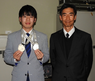 水野校長に金メダル獲得を報告した岡野さん㊧=豊川工業高校で