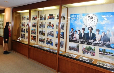 「陸王」豊橋ロケの様子を写真で紹介する展示会=豊橋市中央図書館で