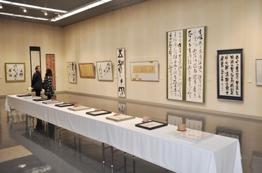 東三河を代表する書道家の作品が並ぶ会場=豊橋市美術博物館で