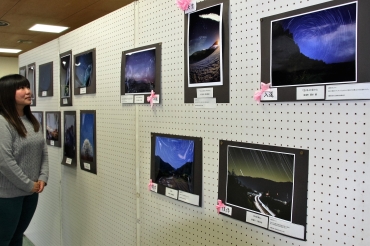 4市町村で撮影された星空の写真展=設楽町の奥三河総合センターで