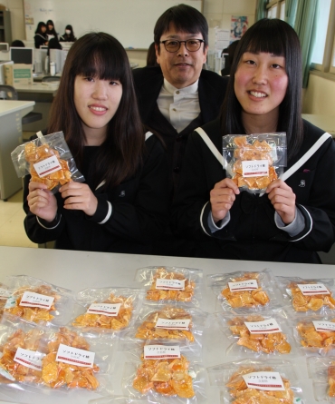次郎柿のドライフルーツづくりをした生徒たち=県立新城高校で