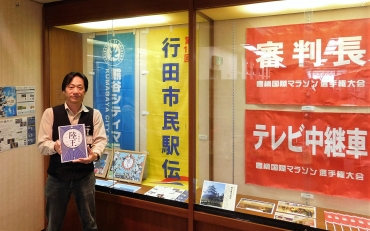 新たに設けた「行田市コーナー」と追加展示の陸王台本=豊橋市中央図書館で