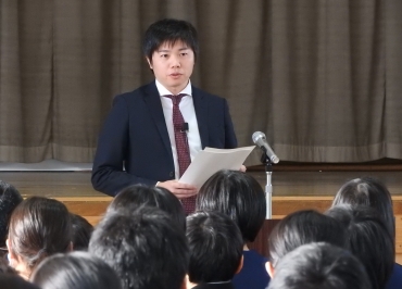 箱根駅伝での経験を踏まえ、夢に向けた大切さを語った山田さん=代田中学校で