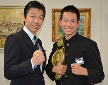 チャンピオンベルトを肩に掛ける近藤さん㊨と山西教育長=豊橋市役所で