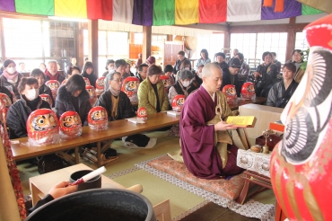 大勢の参拝者が訪れた達磨祈祷会=大雲寺で