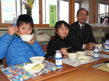 山脇市長㊨と給食を楽しむ子どもたち=豊川市立東部小で