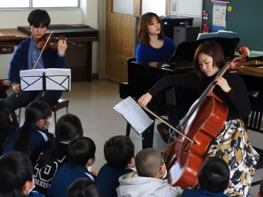 児童を前に合奏を披露する(左から)新井さん、水野さん、黒川さん=代田小学校で