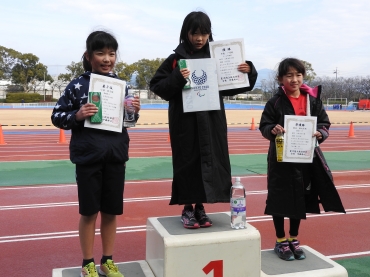 3年女子の部で優勝した布施さん㊥、2位柳田麻央美さん㊨、3位小林桃子さん=同