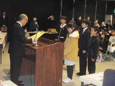 鈴木会長から賞状を贈られる書き初め展の入賞者たち=豊橋市民文化会館で