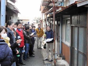 昨年2月に地元団体が豊川稲荷門前で行った空き家見学ツアー