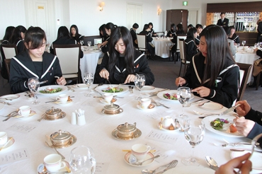 テーブルマナーを実践する生徒ら=ロワジールホテル豊橋で