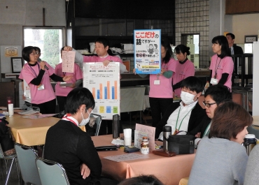 市職員を前に、糖尿病予防を呼びかけるプロジェクトメンバー=豊川市役所で