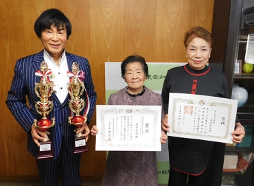優勝報告に訪れた伊藤家元と渡会さん、浪崎さん(左から)=東愛知新聞社で