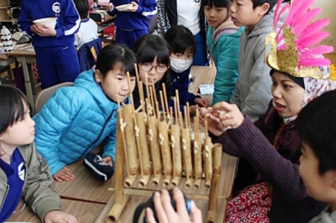 インドネシアの民族楽器に触れる子どもたち=一宮西部小学校で