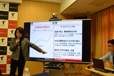 男女共同参画推進の取り組みを説明する中野教授=豊橋技術科学大学で