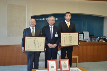 佐原市長に生涯スポーツ優良団体表彰を報告した髙須会長(左)と河野会長(右)