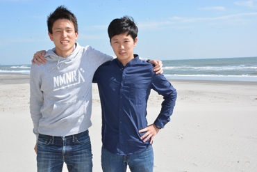 若者のコミュニティ作りに奔走する今井さん㊨とゲストの前田さん=表浜海岸で