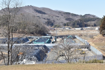 のどかな山間部に設けられた汚染物が積み重なる仮置き場=福島県川俣町で