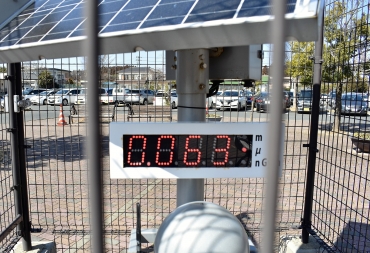 庁舎前の放射線測定機が示す数値は0・063マイクロシーベルト=福島県浪江町役場で