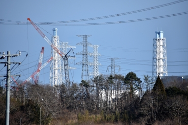廃炉作業が進む福島第1原発の排気塔。左側が1号機=福島県双葉町で