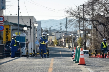 廃炉作業が進む福島第1原発の排気塔。左側が1号機=福島県双葉町で