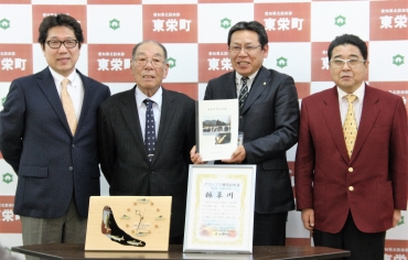 報告書を手にする村上町長(右から2人目)同左は和合組合長=東栄町役場で