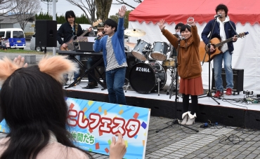ミニ音楽祭で歌を披露する「いなりんバンド」=豊川市総合体育館前で