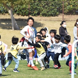 園児と楽しくサッカー交流