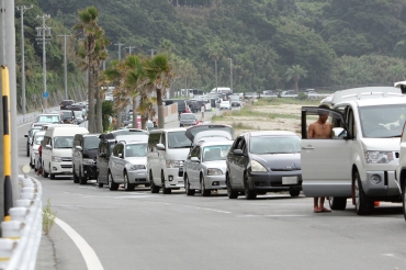 夏場、海沿いの太平洋ロングビーチは全国各地からサーファーたちの車でにぎわう=田原市赤羽根町で