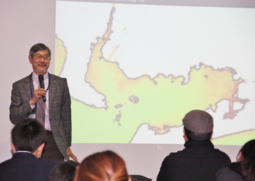 「しきさい」が捉えた最新の三河湾の画像について説明する石坂教授=蒲郡市生命の海科学館で