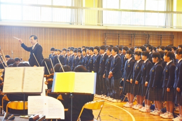 豊橋交響楽団に合わせて合唱する生徒ら=東陵中学校で