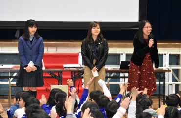 桜丘の生徒らの問いかけに、高い関心を示した児童ら=一宮西部小学校で